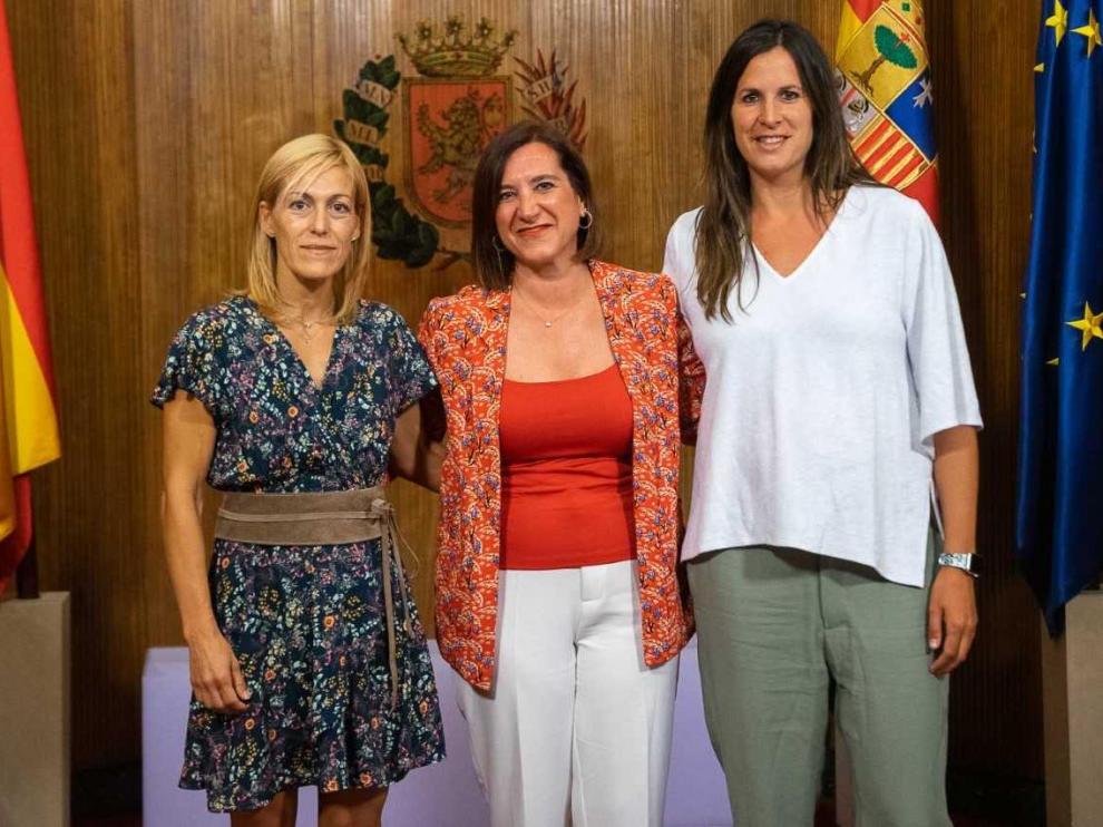 La judoca Ana Belén Fernández, con la vicealcaldesa Sara Fernández y la concejala de deportes, Cristina García