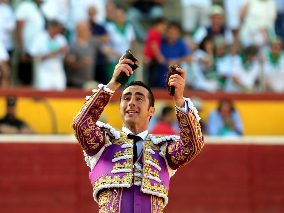 El Fandi, portando las dos orejas que le auparon a la salida a hombros de la plaza de Huesca.
