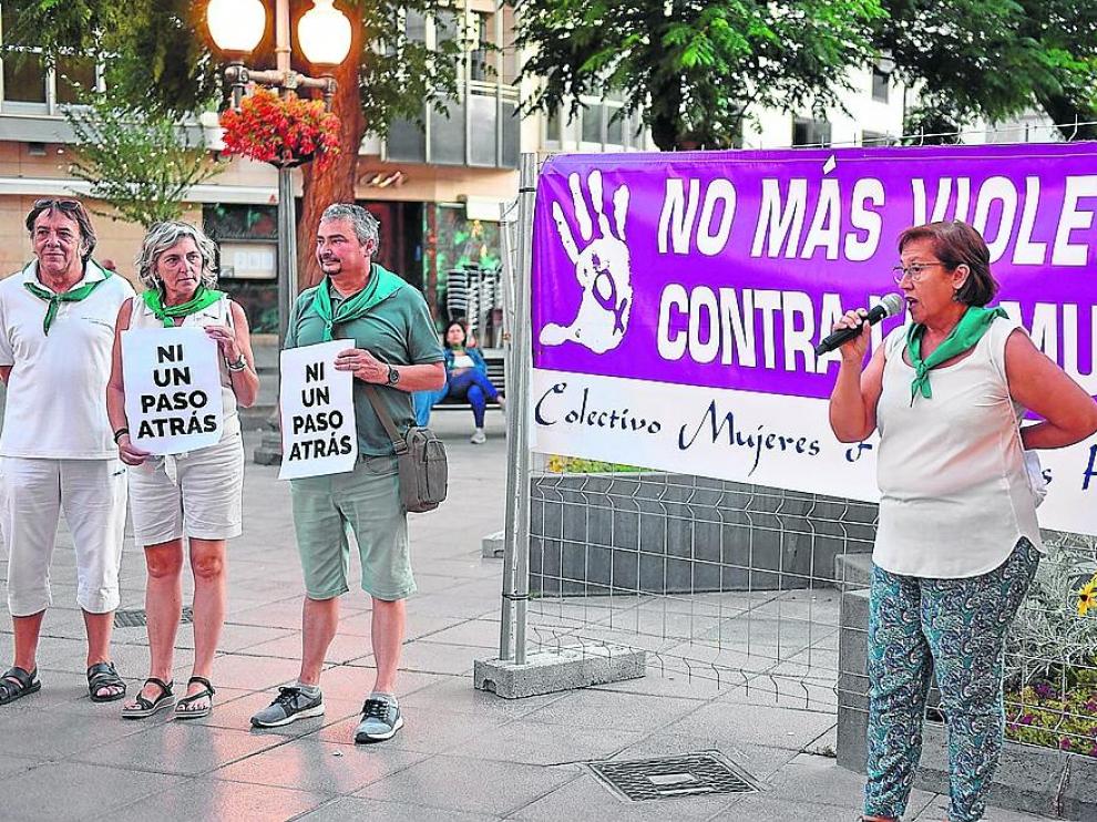 Una gran pancarta presidió la concentración celebrada ayer en la plaza de Navarra.