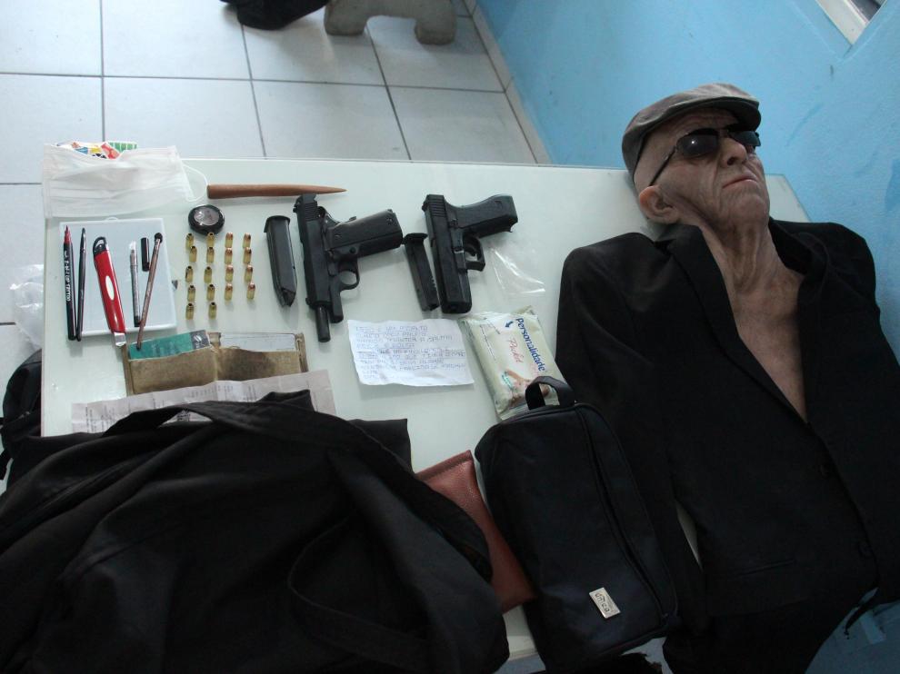 Armas y disfraz con el que fue detenido el exempleado de una agencia bancaria.
