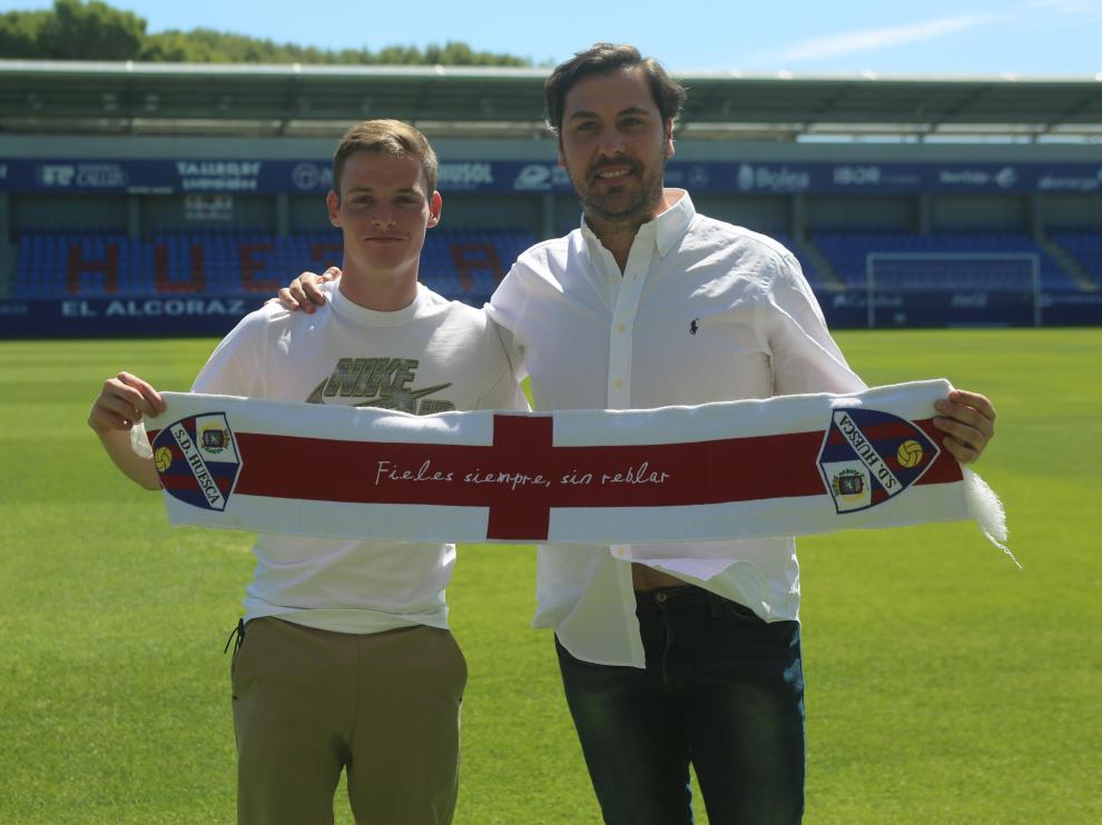 Sergio Gómez y Rubén García, con la bufanda de la SD Huesca, en El Alcoraz.