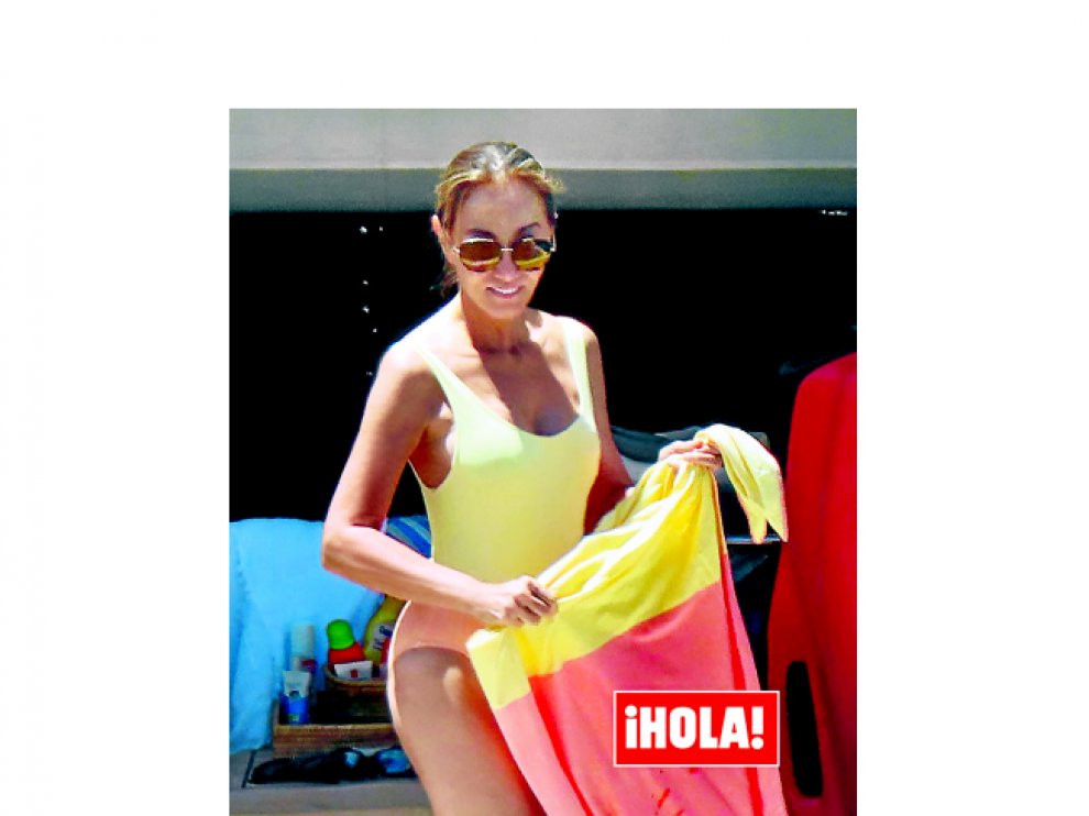 Isabel lució para el reportaje un traje de baño bicolor.