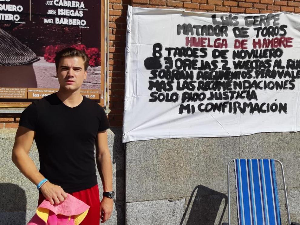El torero Luis Gerpe, en su protesta ante la plaza de toros de Las Ventas.