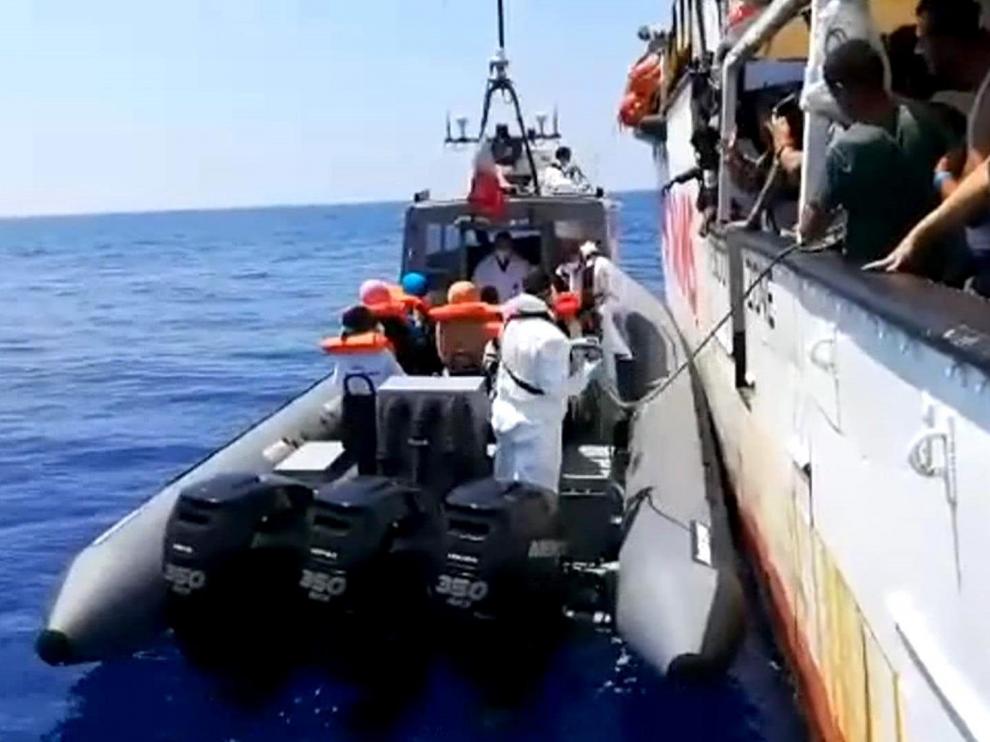 El barco del Open Arms con los inmigrantes a bordo.