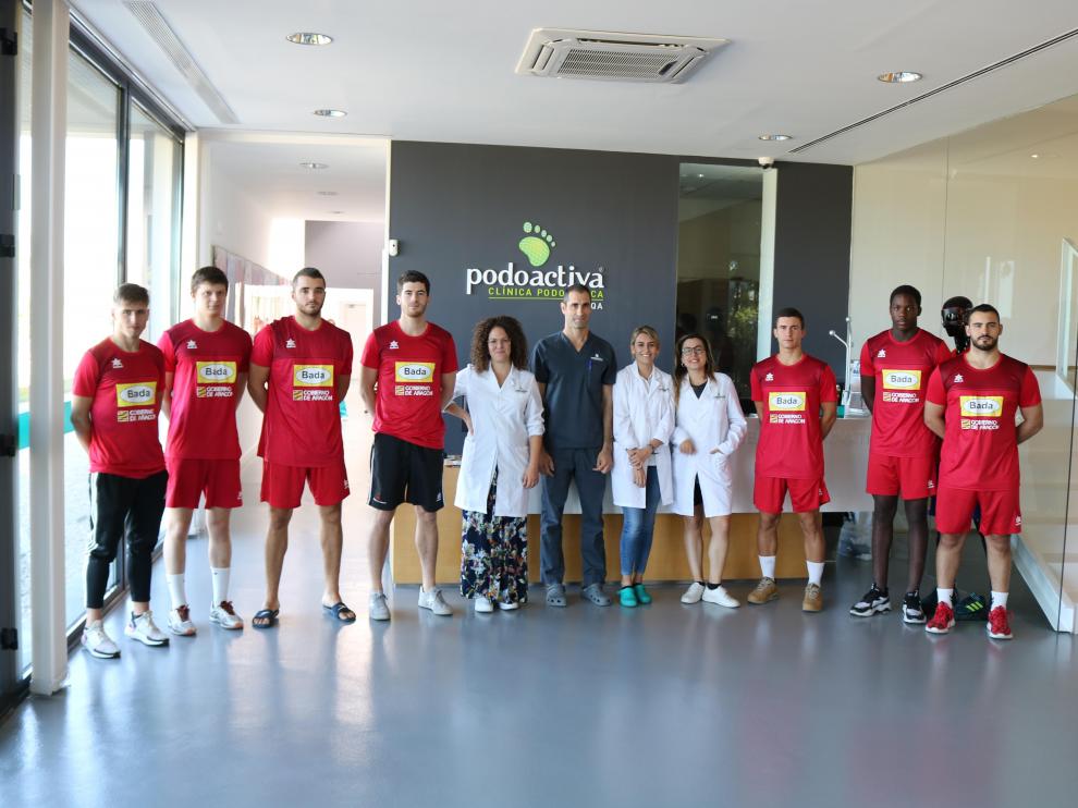 Los fichajes de este verano del Bada Huesca y los canteranos que están participando en la pretemporada visitaron Podoactiva.