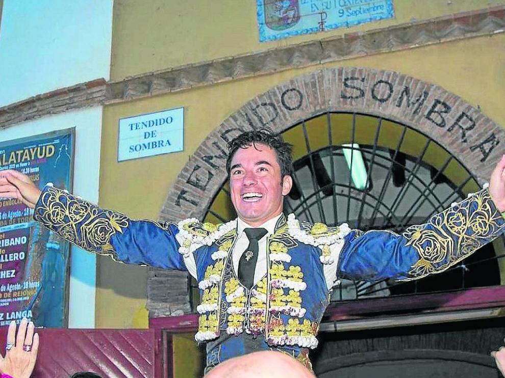 Imanol Sánchez saliendo del coso bilbilitano