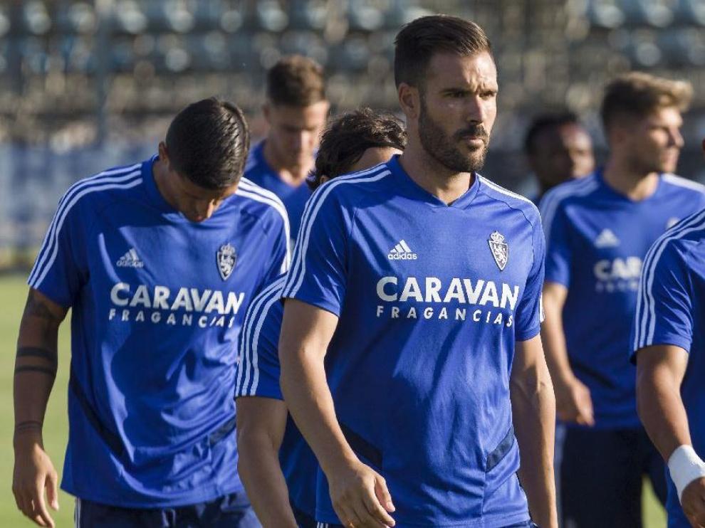 Atienza, en primer plano con barba, y Grippo, detrás con la cabeza baja, en el entrenamiento del Real Zaragoza.