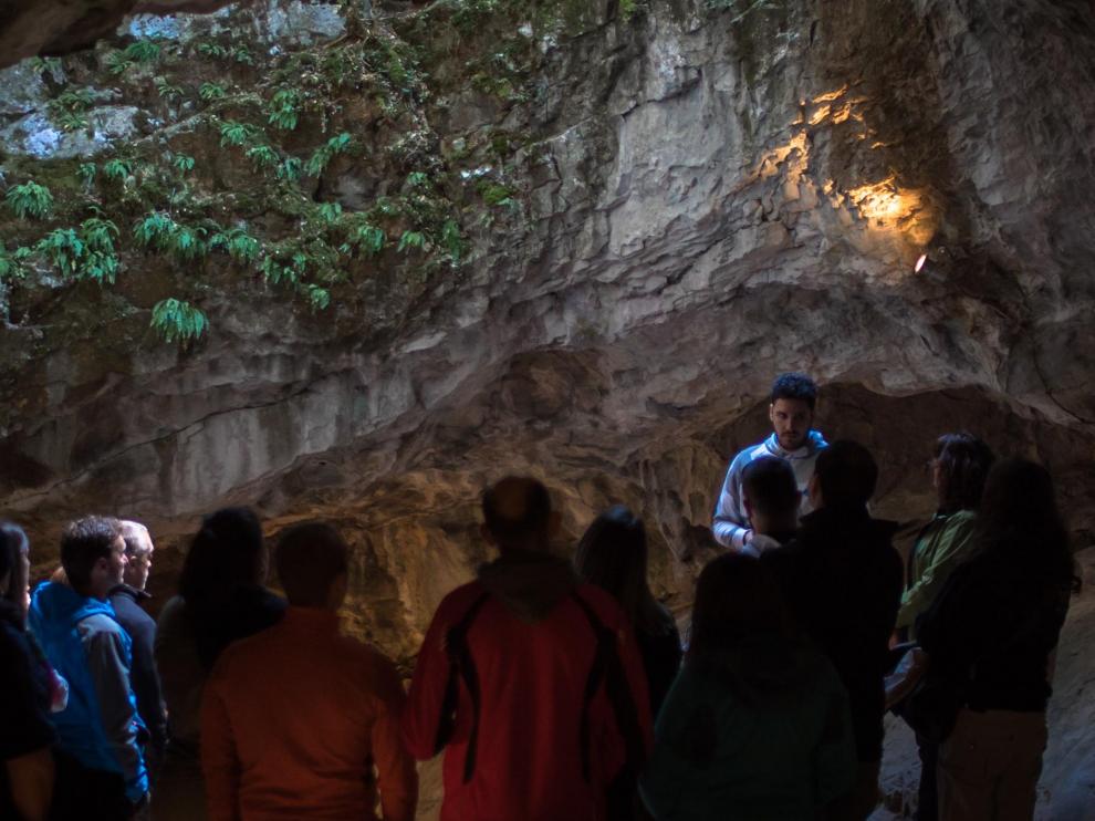 Nacho Navarro comienza a desvelar los secretos de la Cueva de las Güixas, en Villanúa
