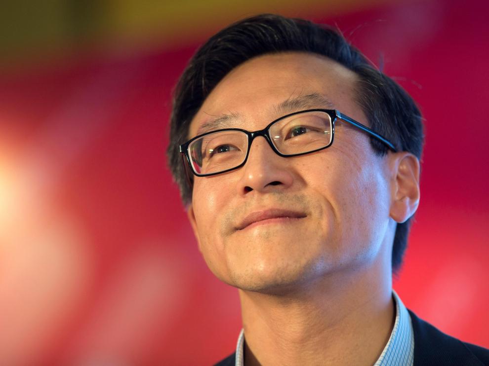 Shenzhen (China).- (FILE) - Joe Tsai, Alibaba group vice chairman, smiles during a press conference ahead of the 2016 Alibaba Group 11.11 Global Shopping Festival in Shenzhen, Guangdong Province, China, 10 November 2016 (reissued 16 August 2019). According to media reports, Alibaba group vice chairman Joe Tsai will purchase the Brooklyn Nets NBA basketball team, and their arena, the Barclays Center, for around 3.5 billion US dollar. (Baloncesto, Nueva York) EFE/EPA/STR Alibaba group vice chairman Joe Tsai to buy New Yrok Nets and Barclays arena