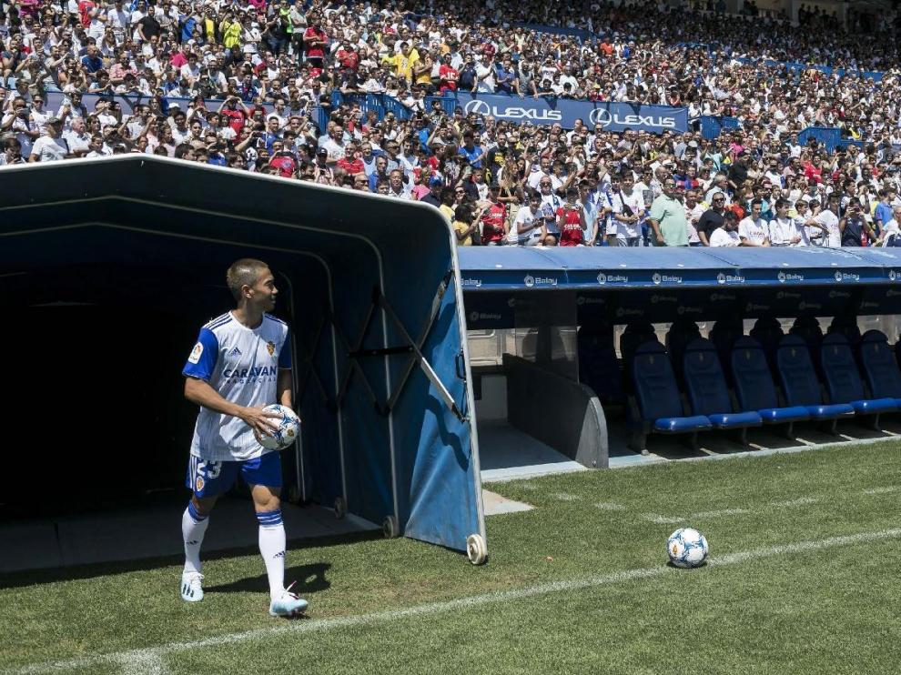 Kagawa, el día de su multitudinaria presentación, sale por el túnel de vestuarios para ser aclamado por la afición del Real Zaragoza. Este sábado debutará oficialmente.