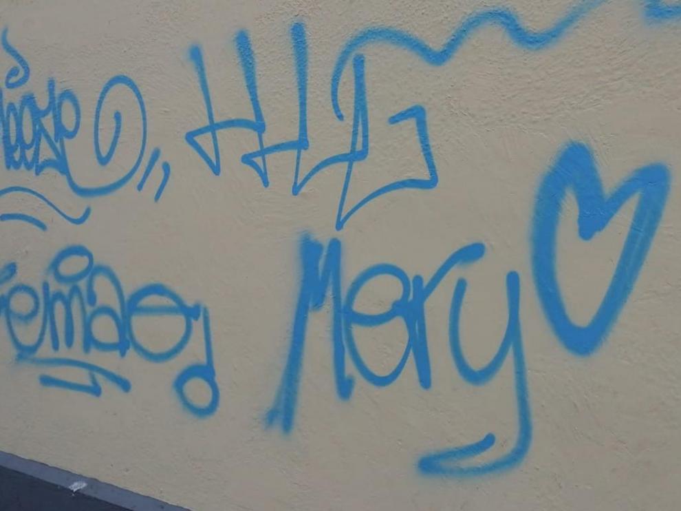 Las pintadas no dan tregua en el Rollo.