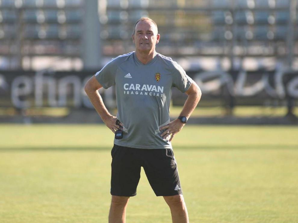 Víctor Fernández, este viernes en la Ciudad Deportiva, brazos en jarra y sonriente durante el último ensayo del Real Zaragoza.