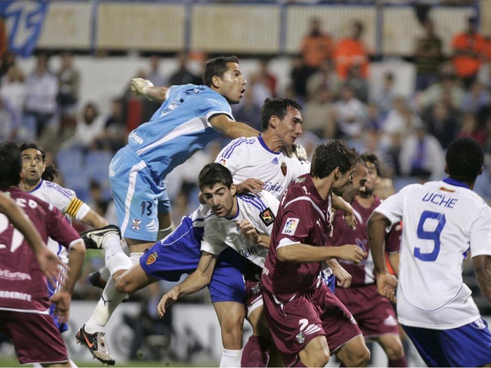 Real Zaragoza-Tenerife de la 1ª jornada en 2009. Pablo Amo entra al remate de cabeza ante el portero Sergio Aragoneses. Junto a él, Arizmendi, que marcaría el 1-0 definitivo. A la dcha., de espaldas, Uche. Y a la izda, con el brazalete de capitán, Ayala.