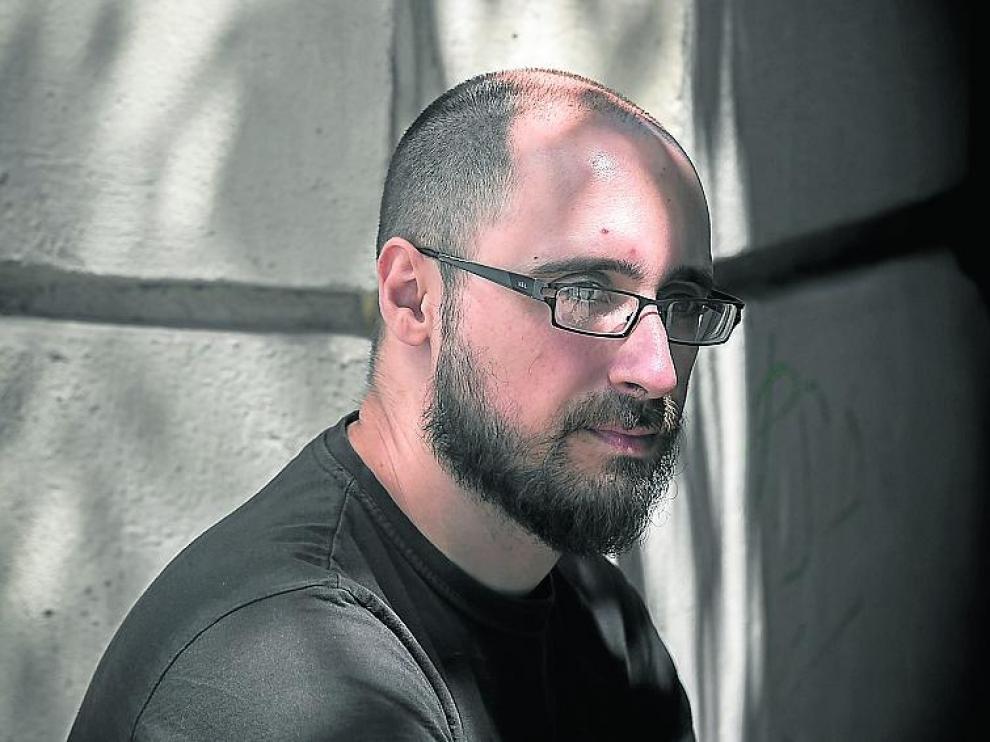Millones de fotones iluminan a Adrián Jarabo.
