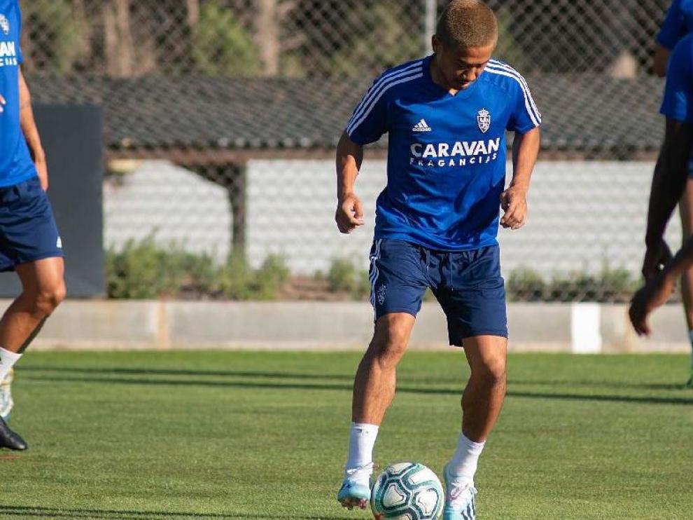 Kagawa, en un ejercicio con balón durante el entrenamiento del Real Zaragoza este viernes, el último antes de recibir al Tenerife.