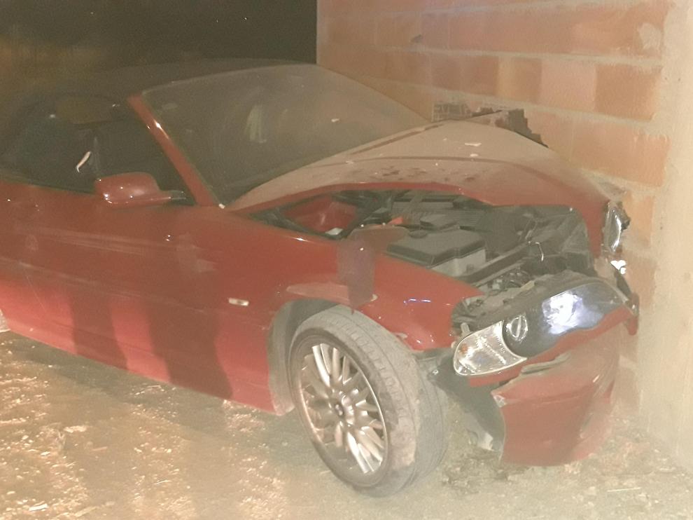 Tras huir de la policía, el vehículo impactó contra una granja de la avenida de Logroño, en Pinseque.