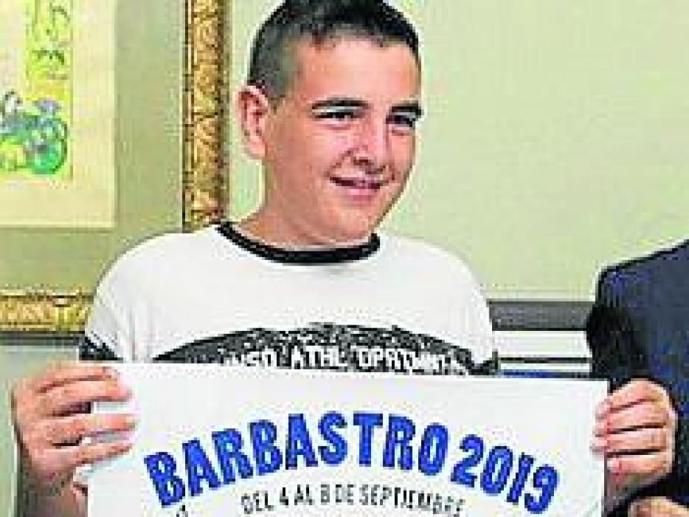 Alberto Pintado con su obra.