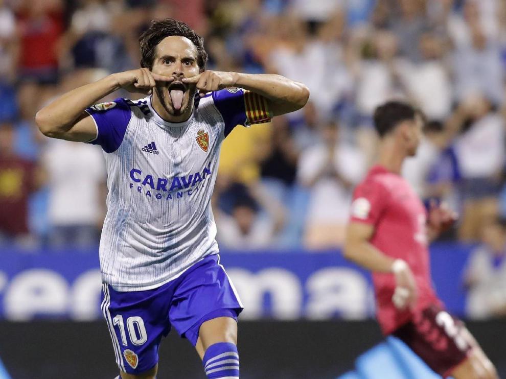 Javi Ros, con su clásico gesto del bigote, en la celebración del gol de penalti anotado al Tenerife este sábado, 17 de agosto, en La Romareda.
