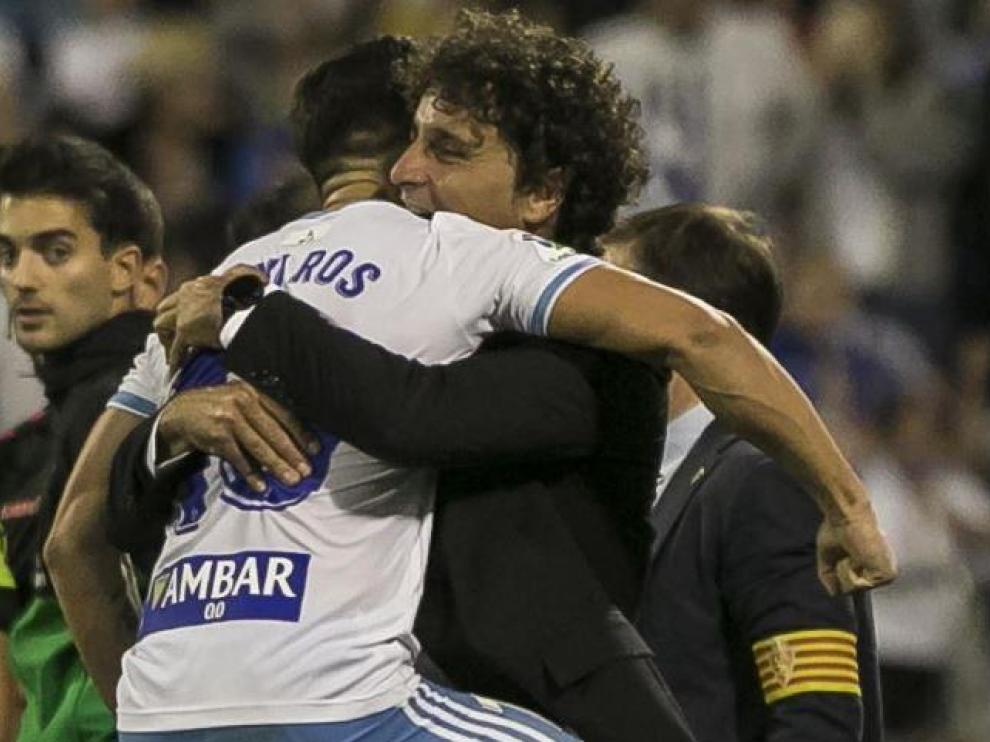 Javi Ros, en octubre, corrió a abrazarse con Imanol Idiakez tras marcarle al Tenerife de penalti en la visita canaria del año pasado a La Romareda. Un gesto que purgó internamente el capitán del Real Zaragoza.