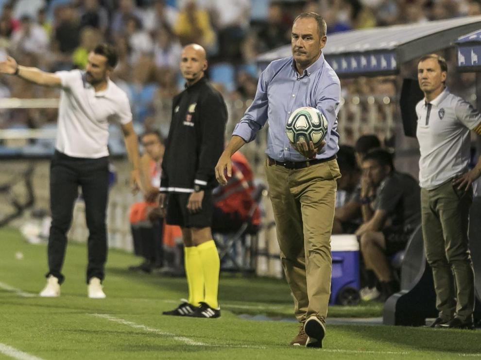 Víctor Fernández, este sábado en la banda de La Romareda en el partido inaugural de la liga ante el Tenerife.