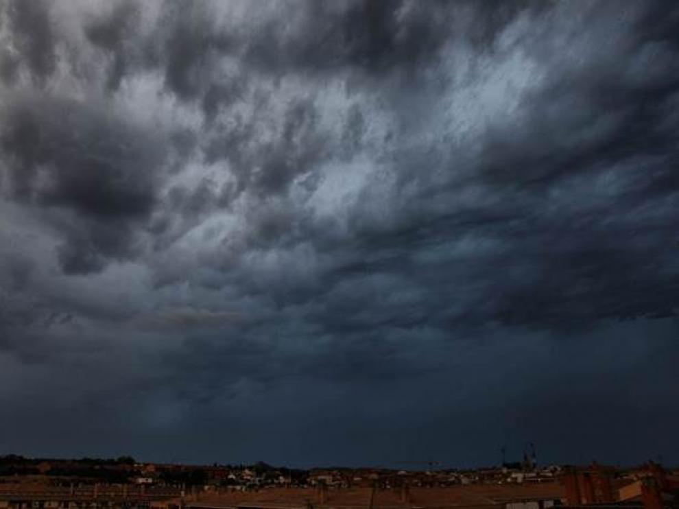 Espectacular imagen de un cielo amenazando tormenta este lunes por la tarde en Barbastro.