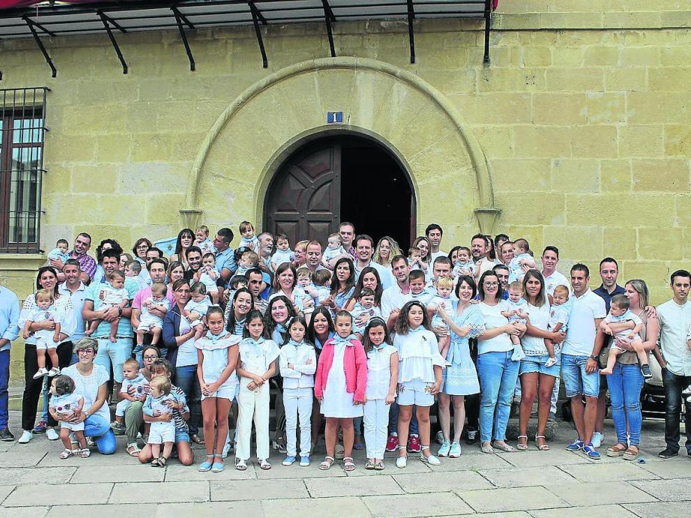 Los niños nacidos en 2018 recibieron el pañuelo de fiestas de Sádaba este lunes por la mañana.