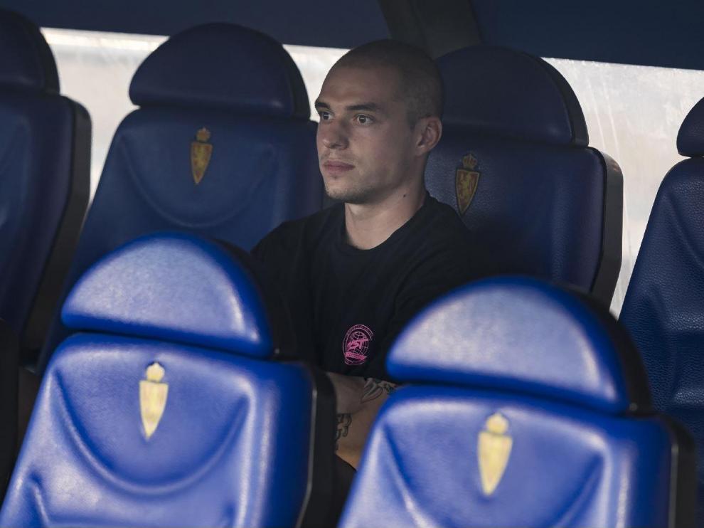 Jorge Pombo, con rostro melancólico y triste, el pasado sábado en el fondo del banquillo de La Romareda una hora antes del partido Real Zaragoza-Tenerife, para el que ya no estuvo convocado por Víctor Fernández a la espera de su adiós.