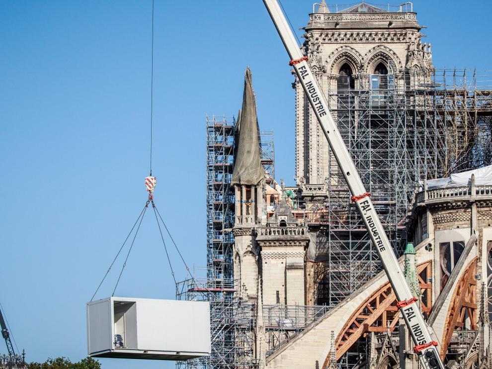 Paris (France), 19/08/2019.- Workers operate on the roof of Notre-Dame Cathedral in Paris, France, 19 August 2019. Restoration works resume after they were suspended for several weeks due to massive anti-lead decontamination around the cathedral. An excessive presence of lead was discovered after the Notre-Dame Cathedral roof fire accident on 15 April 2019. (Incendio, Francia) EFE/EPA/CHRISTOPHE PETIT TESSON Works resume after interruption at the Notre Dame Cathedral in Paris