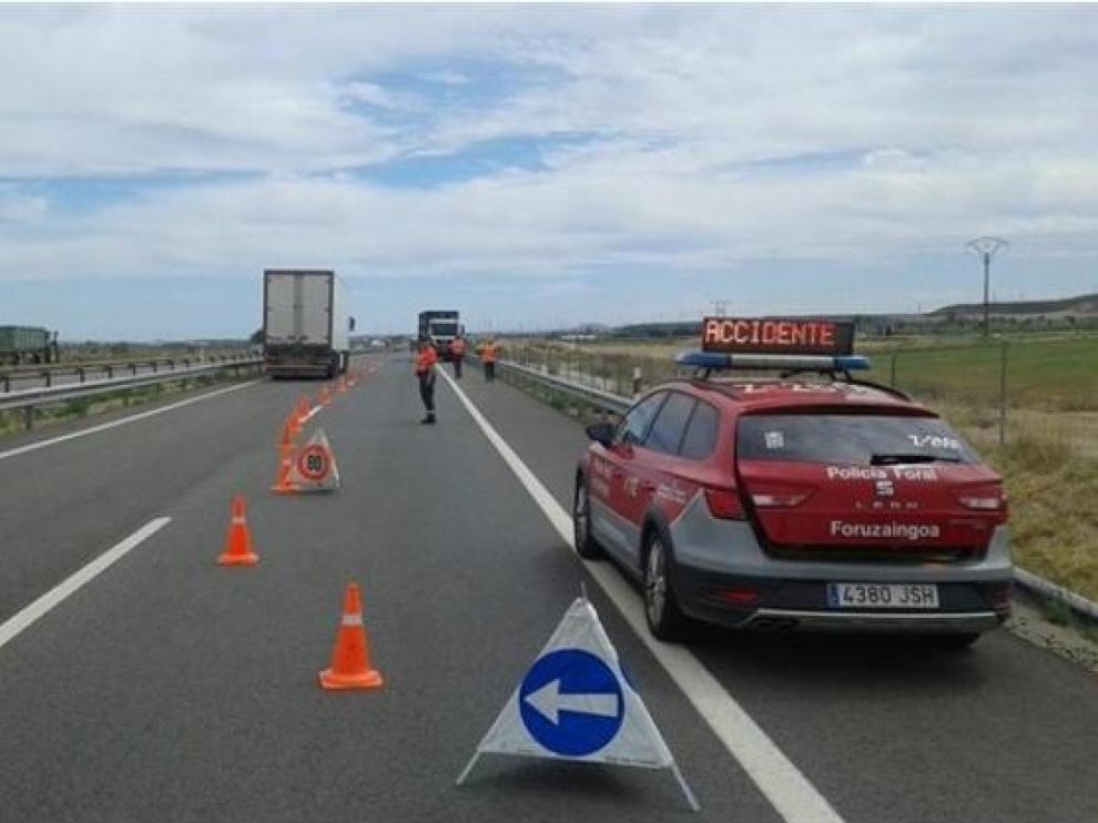 Un camión atraviesa la mediana de la A-68 y circula 100 metros en dirección contraria.