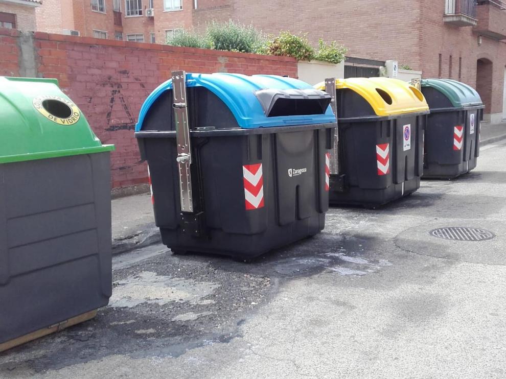 Contenedores ubicados en la calle de las Eras, en Casetas