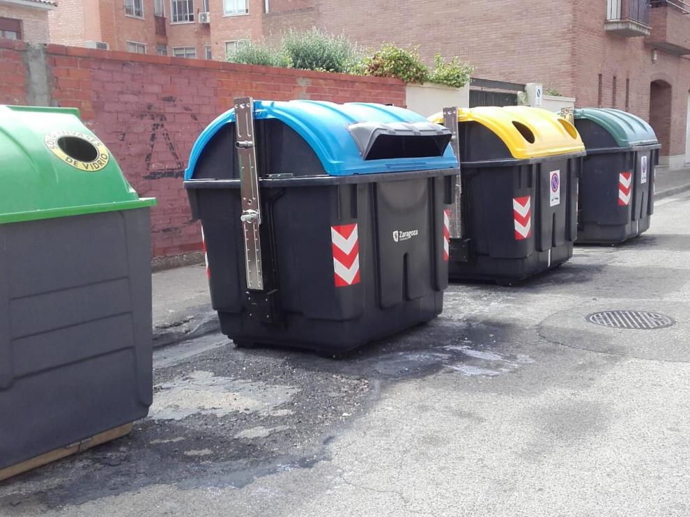 Contenedores ubicados en la calle de las Eras, en Casetas