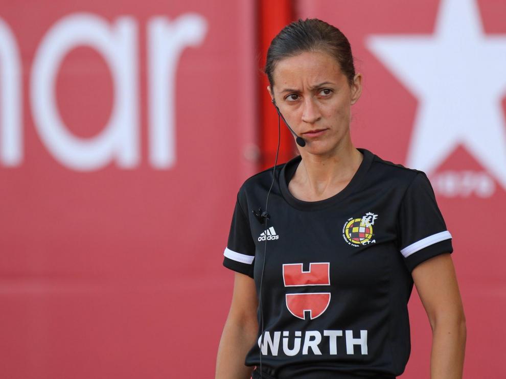 Guadalupe Porrasn, primera mujer en arbitrar un partido de fútbol de primera división.