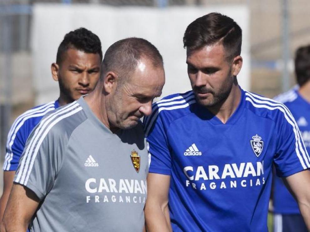 Atienza charla con Víctor Fernández en el entrenamiento del equipo en la Ciudad Deportiva (detrás, observa Luis Suárez).