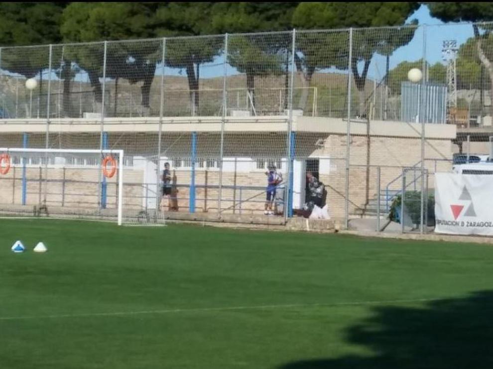 Verdasca (de blanco y con gorra) se abraza con Kagawa a la salida del vestuario del Real Zaragoza, este jueves en la Ciudad Deportiva, antes de partir hacia Israel, su nuevo destino.