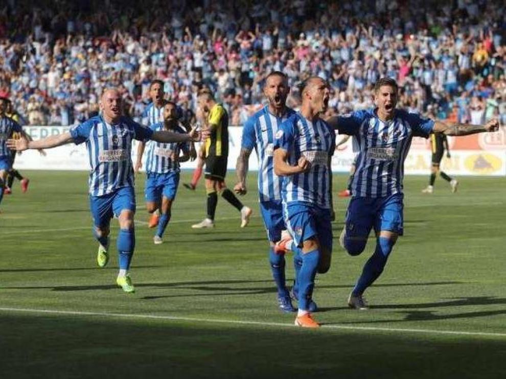 Yuri, en primer término, celebra uno de los dos goles que le marcó al Real Zaragoza en Ponferrada en marzo de 2014, en un 4-2 en la primera temporada en Segunda de los aragoneses tras el descenso.