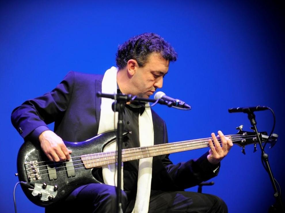 Carlos Luna, durante una actuación con el grupo Emociones a la Carta.