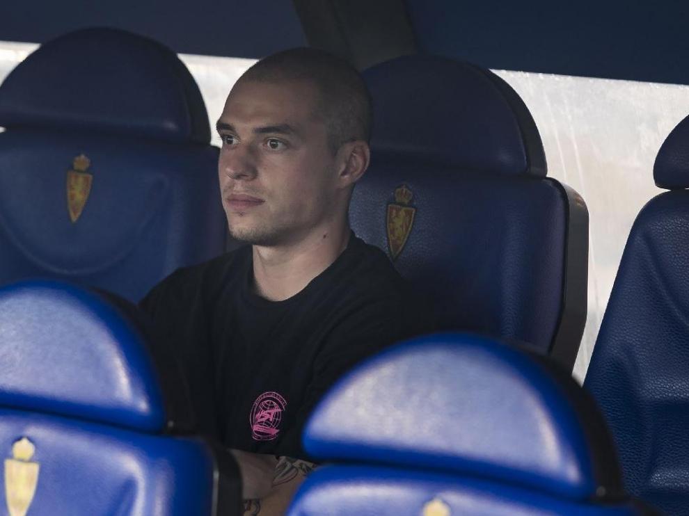 Pombo, con mirada perdida, el pasado fin de semana antes del inicio de liga ante el Tenerife, sentado de paisano en el banquillo de La Romareda tras no ser convocado.