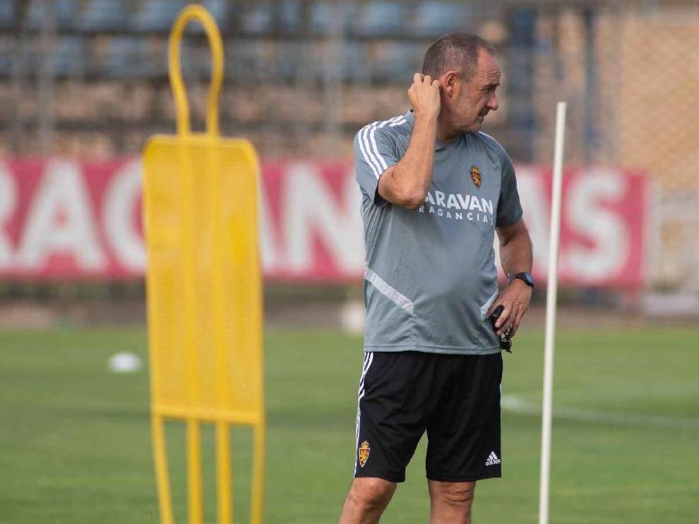 Víctor Fernández se rasca la nuca durante el entrenamiento del equipo en la Ciudad Deportiva.