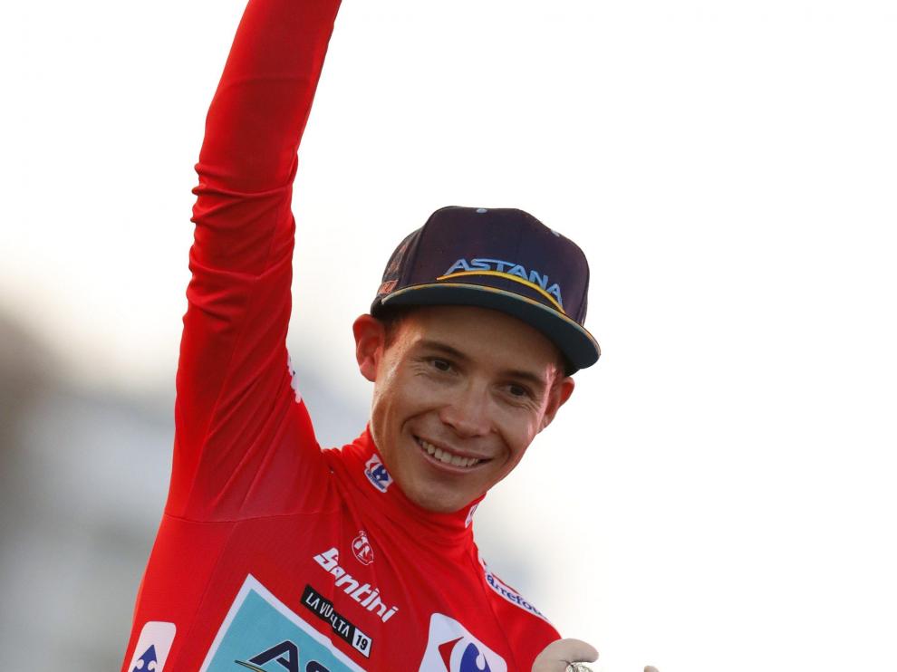 El ciclista colombiano del Astana, Miguel Ángel López, tras recibir el maillot rojo como primer líder de la Vuelta a España después de que su equipo se impusiese en la contrarreloj celebrada en la localidad alicantina de Torrevieja.