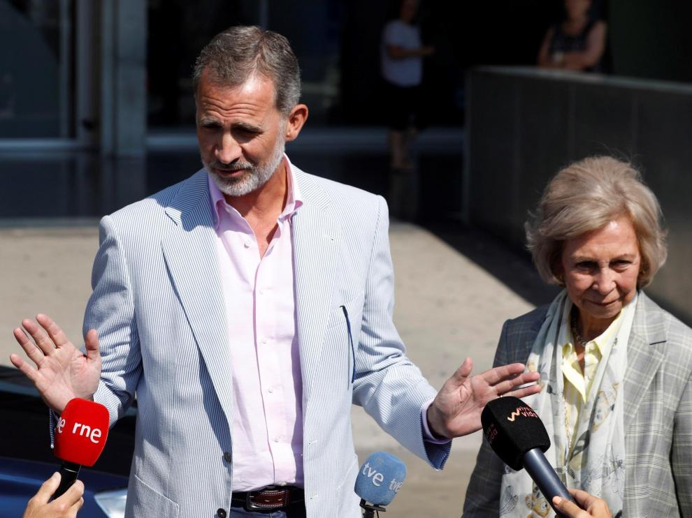 Felipe VI ha acudido junto a su madre, la reina Sofía, a la operación de su padre.