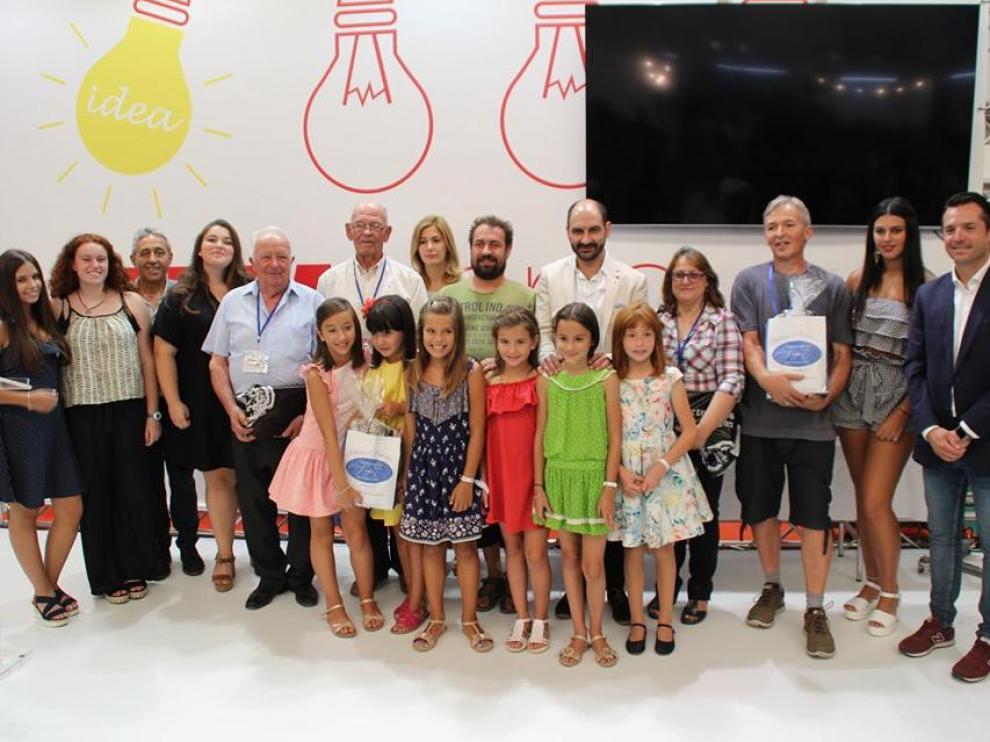 Foto de familia de los ganadores de la muestra con las damas de las fiestas y el alcalde Fernando Torres.