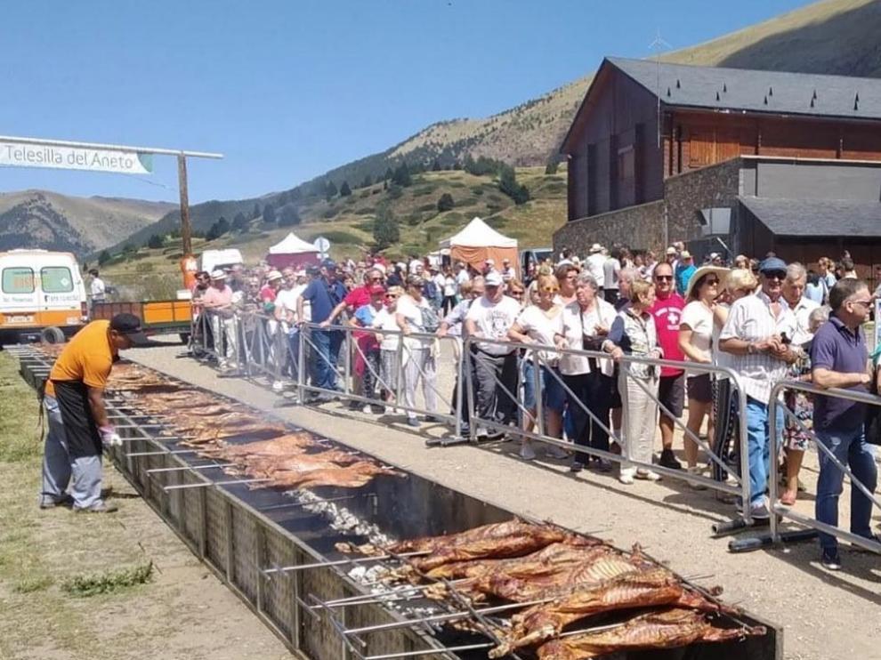 Los visitantes han guardado fila pacientemente para degustar el Ternasco de Aragón asado al espeto.
