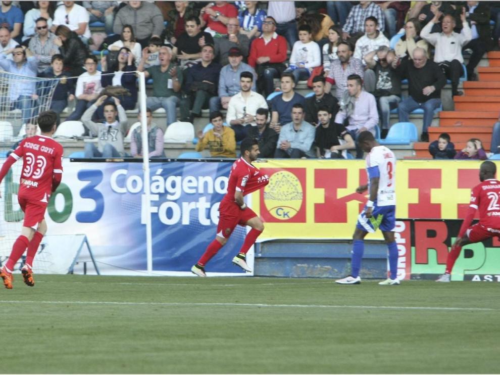 Imagen del último Ponferradina-Real Zaragoza, en mayo de 2016. Ángel, delantero zaragocista, celebra el 1-1 que llegó a final del partido para evitar la derrota aragonesa. Con él, se ve a Ortí y Diamanka; y al local Camille.