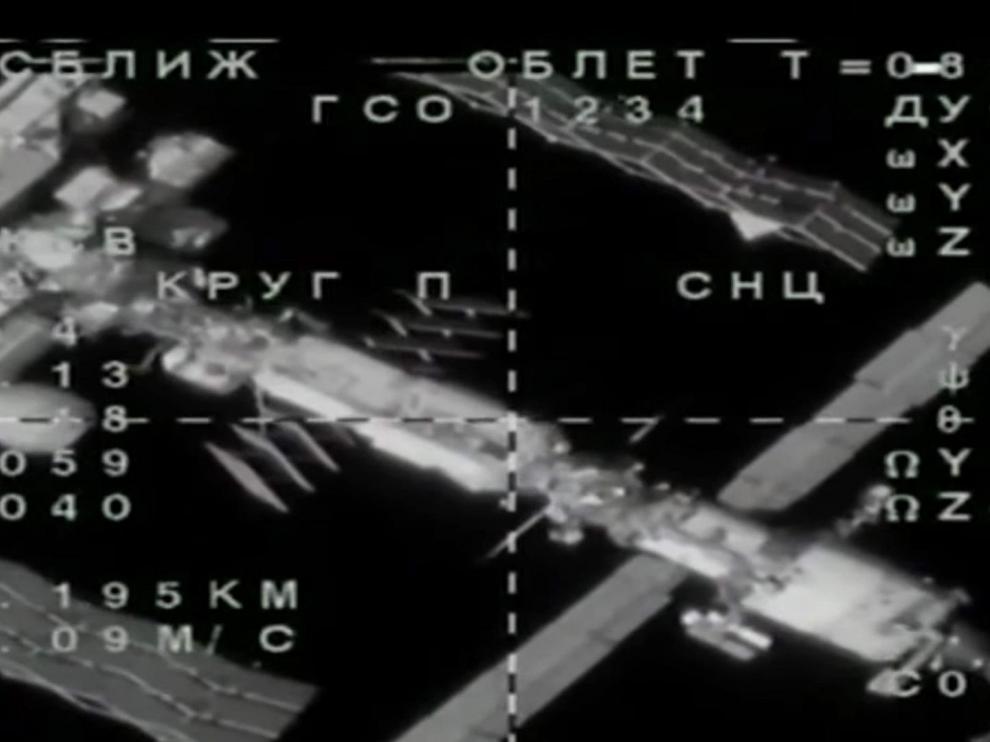 Imagen en la que se ve la Soyuz próxima a la Estación Espacial Internacional
