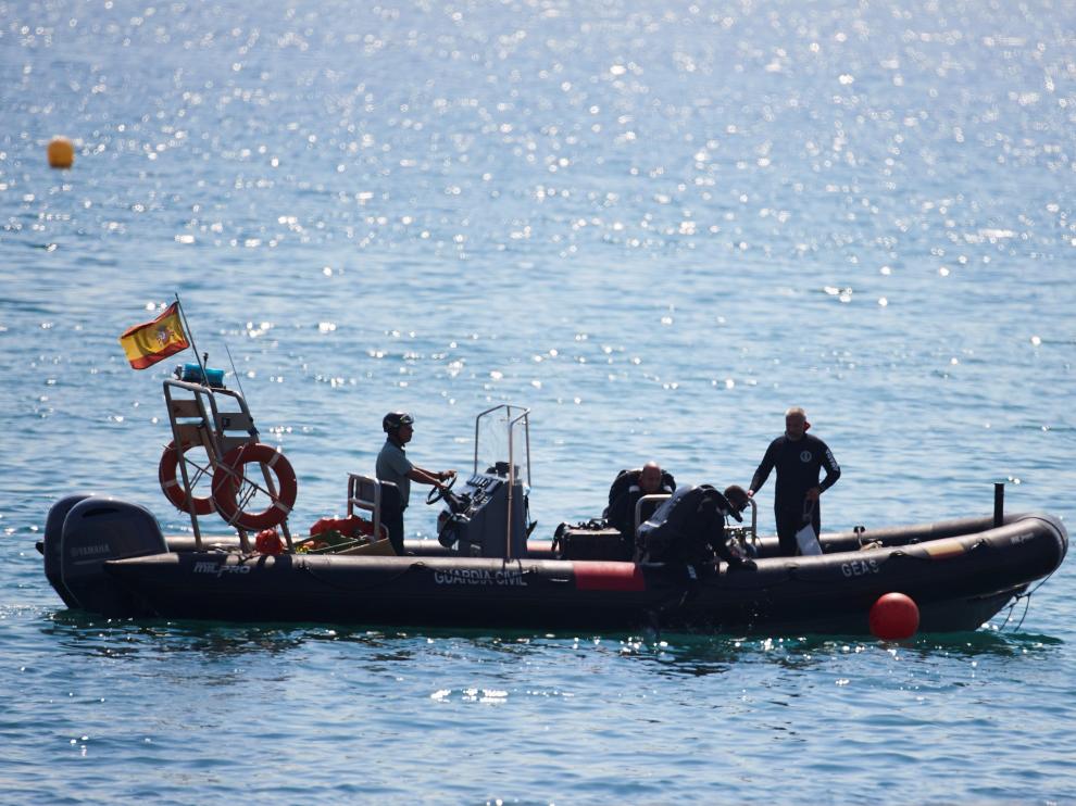 Artificieros de la Armada detonan a 45 metros bajo el mar la bomba de la Guerra Civil hallada en una playa de Barcelona.