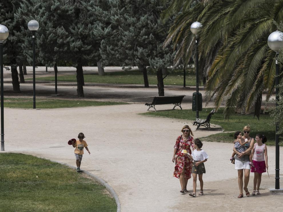 Las farolas del parque de la Aljafería eran unas de las que se iban a sustituir.
