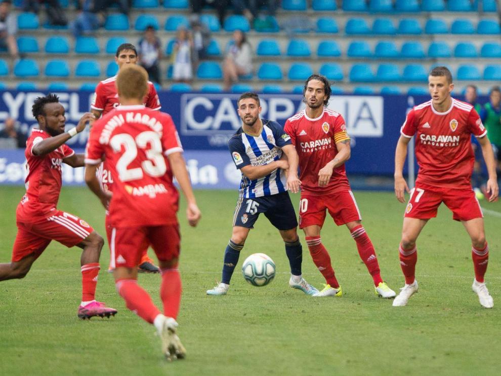 Nieto, a la derecha de la imagen; Javi Ros; detrás, Grippo; Igbekeme y Kagawa (de espaldas), rodean a Nacho Gil en un lance del Ponferradina-Real Zaragoza de este domingo.