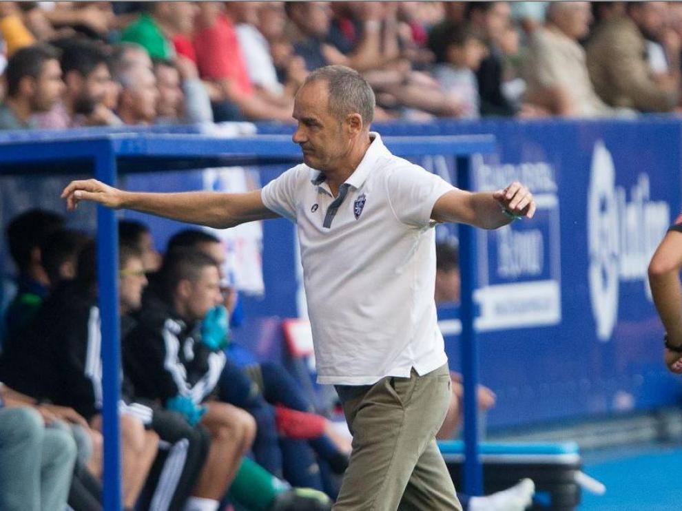 Víctor Fernández, con un gesto de enfado y cierta desesperación durante la recta final del partido del Real Zaragoza en Ponferrada este domingo.
