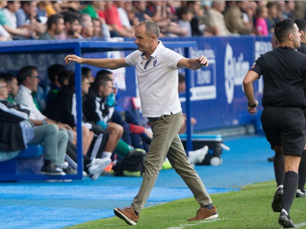 Víctor Fernández, con un gesto de enfado y cierta desesperación durante la recta final del partido del Real Zaragoza en Ponferrada este domingo.