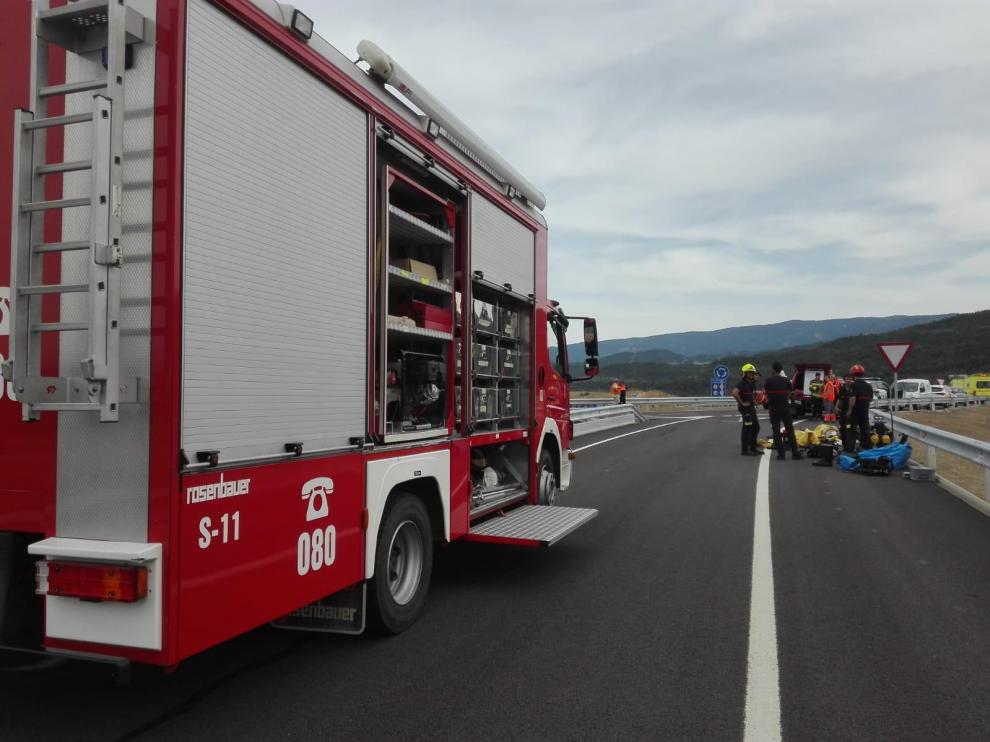 Compleja operación de los bomberos tras el vuelco de un camión cargado de cloro cerca de Lanave.
